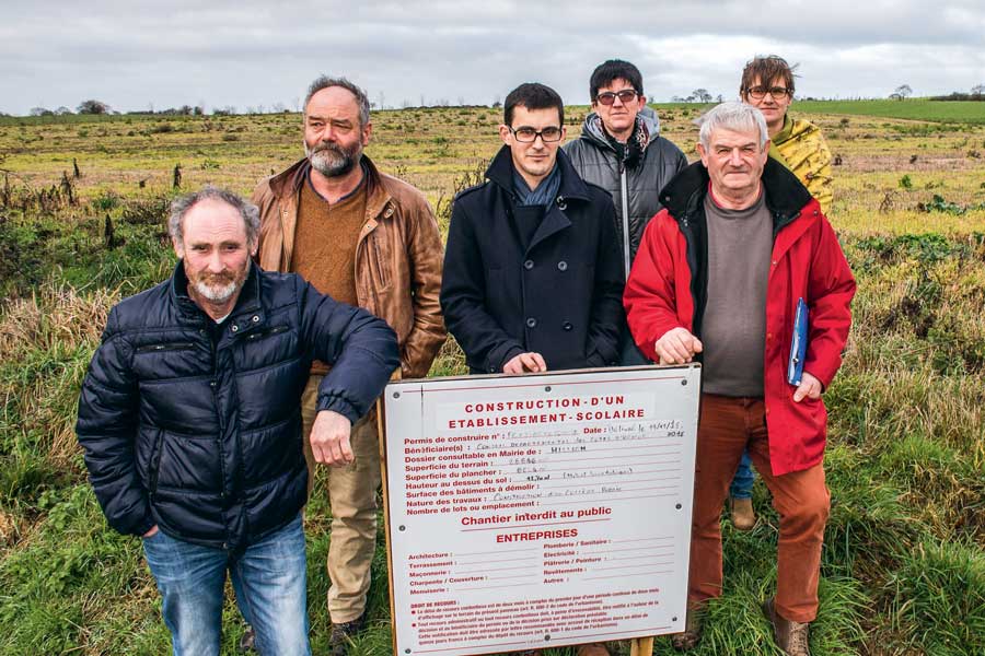 Les agriculteurs riverains, membres du collectif au bord de la parcelle du projet d’implantation du futur collège. - Illustration “Ce projet de collège ne respecte ni le Plan d’urbanisme, ni la loi Littoral”