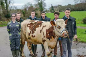 De gauche à droite : Marie Grignoux, élève de BTS production animale, Christian Le Corre, responsable de l’atelier lait du lycée, Louis-Marie Trotel, Erwan Guéguen, Damien Cren et Erwan Le Gall, élèves de BTS.