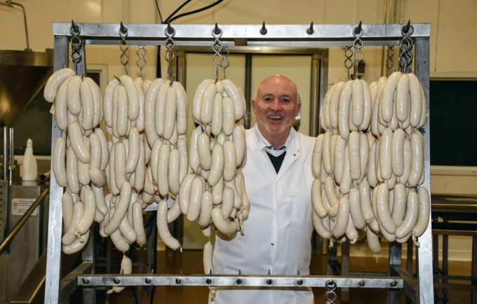 Bertrand Beucher, qui met un point d’honneur à fabriquer toute sa gamme de charcuterie, prend la pose avec quelques boudins blancs. 