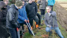 Samuel Le Port (à droite) réalise une démonstration de taille. Sur le bassin du Blavet, la moyenne est de 35 mètres linéaires de haies par hectare de SAU (20 mètres à Cléguérec et 65 mètres sur le Morbihan).