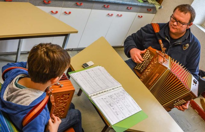 Mathieu Postic transmet sa passion pour l’accordéon au travers de cours. « Il n’y a pas d’âge pour s’y mettre », confie-t-il. 