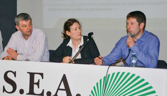 De gauche à droite : Frédéric David (président de la section lait FDSEA), Maud Marguet (Chambre d’agriculture) et David Renault (OP Cleps Ouest).