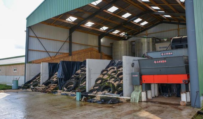 La capacité de stockage est de 400 tonnes. 4 silos couloirs permettent de stocker du maïs humide et du blé broyé à la récolte (240 tonnes). 5 cellules permettent de stocker de l'orge, des pois, de la féverole... (160 tonnes). Le ferme réserve 60 hectares pour les porcs (33 ha de mélanges céréaliers ; 27 ha de maïs). 