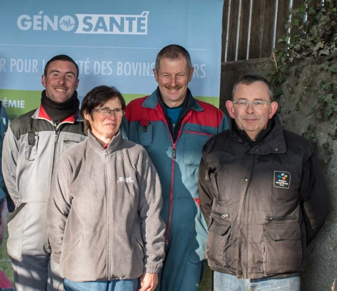 Vincent, Gisèle et Franck Bouget, accompagné de Job Le Chever (BCEL Ouest) ont accueilli sur leur ferme de Squiffiec (22) une journée Génosanté à destination des éleveurs.  