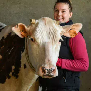 À Paris, Marjolaine Appriou, inséminatrice qui prévoit de s’installer en transformation laitière sur l’exploitation, conduira sa complice Hiver sur le ring.