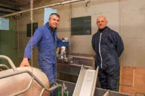 David Desbois, de la Ville Davy, et Michel Rouxel, de Cultivert, sont tous deux convaincus par l'ergonomie du chariot Telip.