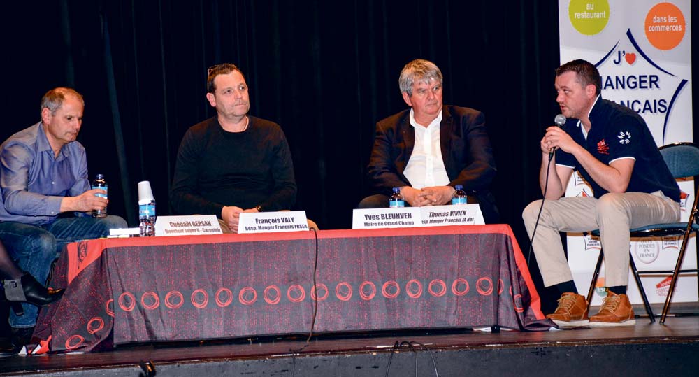 De gauche à droite: Gwenaël Bersan, Système U, François Valy, FNSEA, Yves Bleunven, maire de Grand-Champ et Thomas Vivien JA national. - Illustration Table ronde : La provenance des aliments en débat