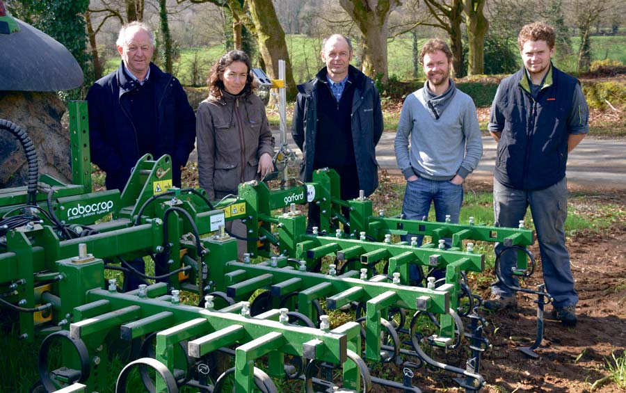 De gauche à droite : Michel Uzenot, Pauline Bellay, Lycée du Gros Chêne, Pierre Le Corre, Étienne Richard, adhérents de la Cuma et Maxime Jego, chauffeur, devant la bineuse Garford à guidage Robocrop. - Illustration Une bineuse autoguidée à la Cuma Douar ha Deur