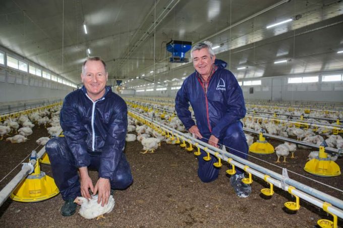 Jean-Michel Choquet, aviculteur et Hervé Le Gal, responsable commercial avicole pour Sanders Bretagne.
