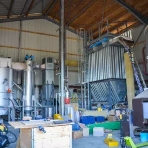 La chaudière à biomasse et à litière en cours de montage dans son local indépendant.