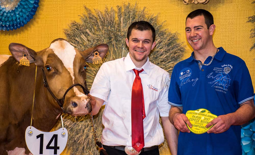 La Championne de Paris Hadisso 100, avec Nicolas Jouët et son propriétaire Yannick Tréguer. - Illustration #SIA2017 : Hadisso 100 donne du lait, des prix et des filles