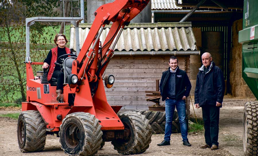 Lucienne et Alain Hercouët travaillent avec le nutritionniste Mickaël Jacq depuis quelques mois. - Illustration Les vaches ne trient plus grâce à l’apport d’eau dans la ration