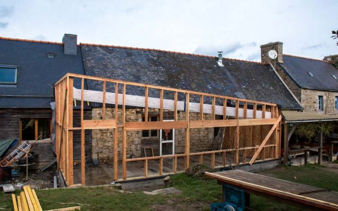 La future salle multi-activités prend forme, inauguration prévue en juin. Elle pourra s’ouvrir sur l’extérieur pour créer un bar dans le jardin.  