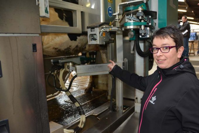 Sandrine Lamour apprécie le temps dégagé par le robot. Avec 140 vaches, le suivi du troupeau est réalisé avec 1 UTH.