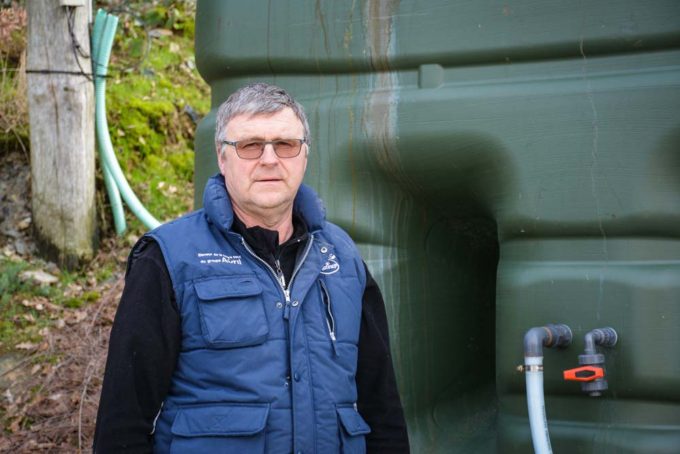 Patrick Hamon était intervenu à une journée sur la qualité de l'eau, organisée par Sanders. Devant la cuve extérieure qui contient la solution avec l'acide hypochloreux, qui sera injectée dans l'eau de boisson. Toute la tuyauterie, les raccords et la cuve sont en plastique (pas de corrosion).