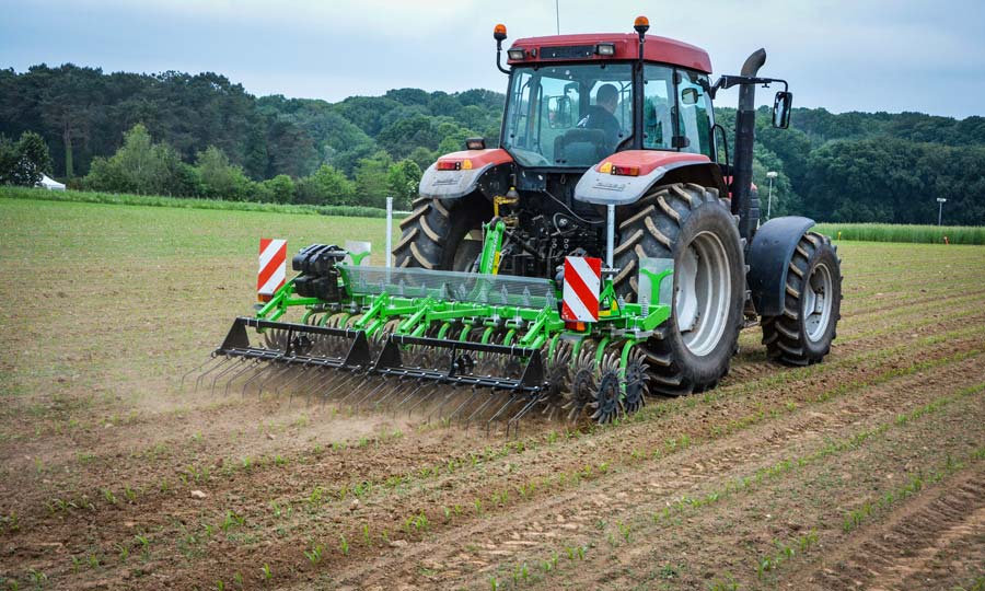 La houe rotative donne de très bons résultats si des précautions, comme un semis plus profond, sont réalisées en amont. - Illustration Un désherbage mécanique du maïs avec filet de sécurité