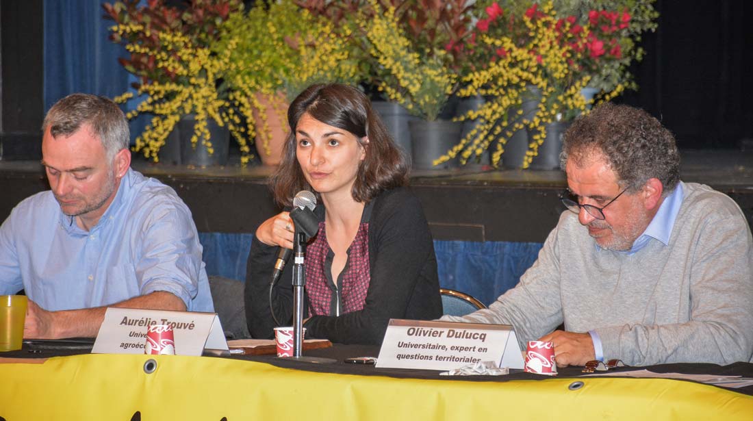 Le Congrès national de la Confédération paysanne, à Muzillac (56), s'est achevé sur le thème des enjeux agricoles des nouveaux lieux de décision politique, du local à l'Europe. De gauche à droite : Laurent Pinatel, Confédération paysanne, Aurélie Trouvé, agro-économiste et Olivier Dulucq, expert en questions territoriales. - Illustration Un autre modèle agricole est possible