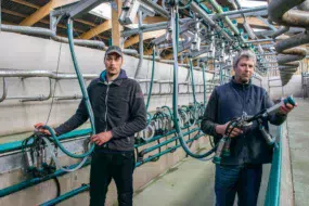 Stéphane et Christian Penguilly apprécient le confort du bras qui passe d’un quai à l’autre sans effort. Cette rotation suffit à lancer la pulsation.