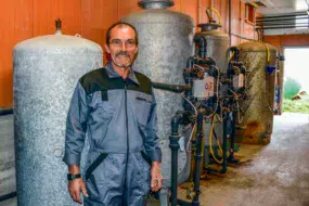 Michel Gaubert, un des 5 associés de la maternité collective SCEA de Pornabat, à Saint-Martin-des-Prés (22), dans la salle de traitement de l’eau.