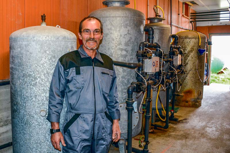 Michel Gaubert, un des 5 associés de la maternité collective SCEA de Pornabat, à Saint-Martin-des-Prés (22), dans la salle de traitement de l’eau. - Illustration La chloration de l’eau, assurance pour éviter les dérapages