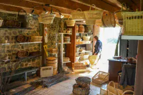 Des paniers sont exposés un peu partout dans l’atelier.