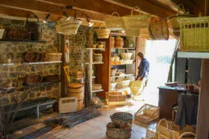 Des paniers sont exposés un peu partout dans l’atelier.