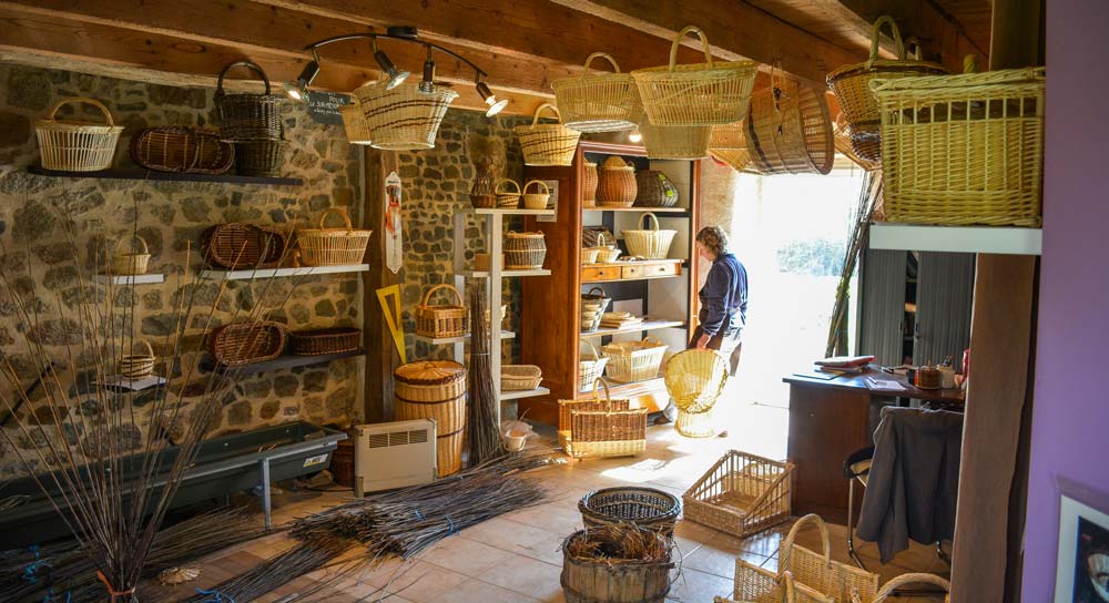 Des paniers sont exposés un peu partout dans l’atelier. - Illustration Osier se lancer dans la vannerie