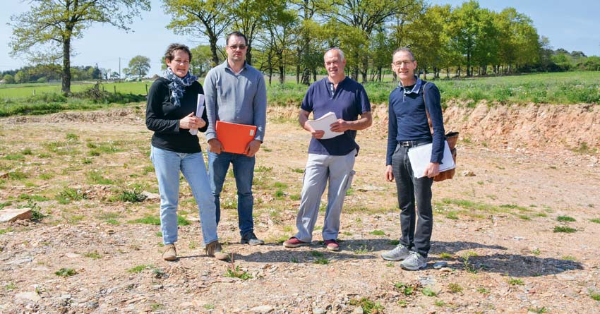 De g. à dr. : Isabelle Hascoët (Chambre d’agriculture), Gildas Denis, Luc Hamon et Pascal Chaussec - Illustration Photovoltaïque : Vigilance sur les bâtiments “gratuits”