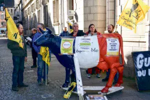 La vache bleu blanc rouge trônait devant la préfecture de Quimper, lundi.