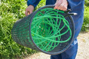 Le fluide caloriporteur circule dans des tuyaux en plastique (verts). Ce capteur est placé dans une cage grillagée, elle-même en plastique pour éviter toute corrosion. Celle-ci est installée dans la cheminée (fixation simple) où les calories sont récupérées dans l'air chaud extrait. Ces calories sont dirigées via les tuyaux vers le compresseur à l'extérieur de la salle, dans le couloir de circulation. Elles sont ensuite restituées dans la salle grâce aux brasseurs, équipés de petits ventilateurs pour assurer une température homogène. Le système est simple, sans carte électronique. Il s'adapte à tout type de salle.