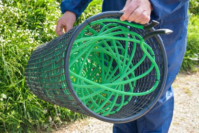 Le fluide caloriporteur circule dans des tuyaux en plastique (verts). Ce capteur est placé dans une cage grillagée, elle-même en plastique pour éviter toute corrosion. Celle-ci est installée dans la cheminée (fixation simple) où les calories sont récupérées dans l'air chaud extrait. Ces calories sont dirigées via les tuyaux vers le compresseur à l'extérieur de la salle, dans le couloir de circulation. Elles sont ensuite restituées dans la salle grâce aux brasseurs, équipés de petits ventilateurs pour assurer une température homogène. Le système est simple, sans carte électronique. Il s'adapte à tout type de salle. 