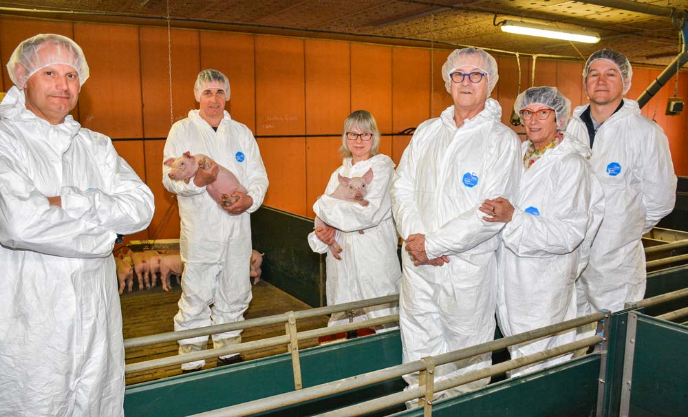 Les époux Postic, au centre, au second plan, ont reçu des représentants des GMS locales, mardi dernier, dans leur élevage.