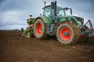 Le semis positionne la graine à 4 cm de profondeur, pour une densité de 160 kg/ha. L’utilisation de semences fermières est possible, ce qui réduit encore le coût de la culture.