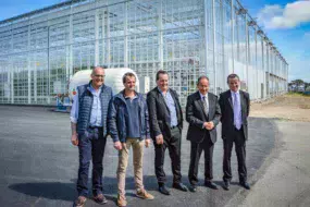 D’une surface totale de 4 000 m2, la nouvelle serre accueille des cultures de tomate, fraise ou de mini-poivrons.