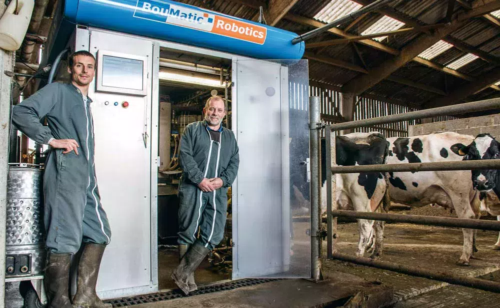 Christophe Thomas et Patrick Chartrain s’estiment plus proches de leurs vaches en traite automatisée. - Illustration Traite robotisée : “Après un passage difficile, la qualité du lait s’est améliorée”