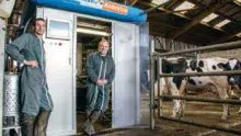Christophe Thomas et Patrick Chartrain s’estiment plus proches de leurs vaches en traite automatisée.