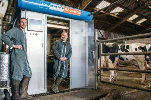 Christophe Thomas et Patrick Chartrain s’estiment plus proches de leurs vaches en traite automatisée.