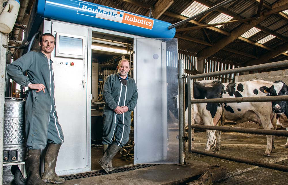 Christophe Thomas et Patrick Chartrain s’estiment plus proches de leurs vaches en traite automatisée. - Illustration Traite robotisée : « Après un passage difficile, la qualité du lait s’est améliorée »