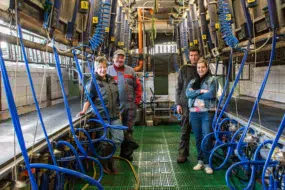 Les associés du Gaec prennent la pose dans leur salle de traite rénovée à moindre coût.