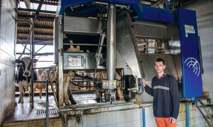 Thomas Huneau, de la Chambre d’Agriculture de Loire-Atlantique effectue un suivi rapproché des coûts de fonctionnement de l’automate de traite installé à la ferme expérimentale de Derval (44). C’est de là qu’est née l’étude Coufomat. 