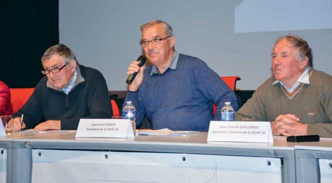 De gauche à droite : Louis Kersuillec, secrétaire adjoint, Jean-Paul Perray, président et Jean-Claude Guillemot, secrétaire général, lors de l'assemblée générale des anciens exploitants. Absents sur la photo et présents à la tribune : Bernard Le Blanc, vice-président et Marie-Thérèse Le Gall, représentante SNAE Bretagne.