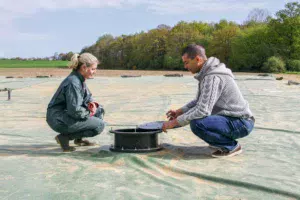 Accompagnée par Gurvan Talvas, conseiller Cultivert, Stéphanie Realland a fait le choix d’une citerne souple de 1 000 m3 pour stocker les effluents de ses veaux.