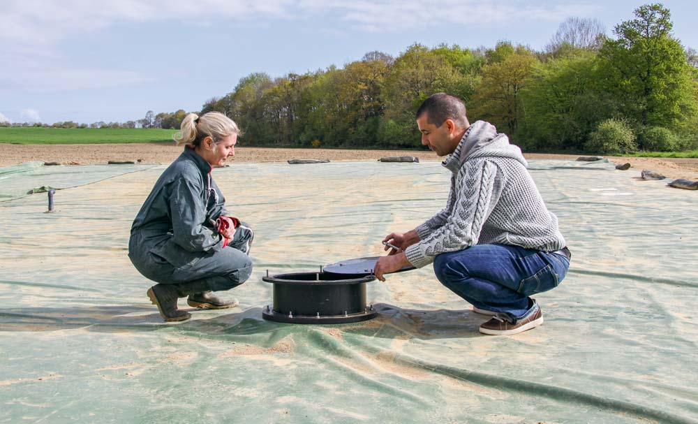 Accompagnée par Gurvan Talvas, conseiller Cultivert, Stéphanie Realland a fait le choix d’une citerne souple de 1 000 m3 pour stocker les effluents de ses veaux. - Illustration Une citerne souple pour les effluents de veaux