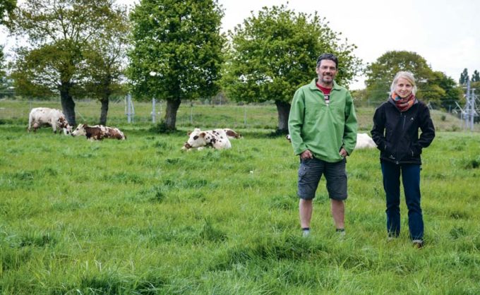 L'Adage 35 organise une porte ouverte le vendredi 12 mai sur la ferme de Michel Priour, ici en compagnie de Juliette Bellay, animatrice Adage 35.