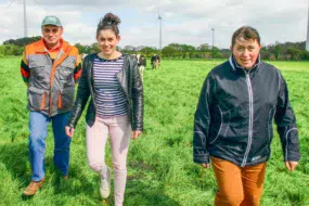 André, Isabelle Ganne et leur fille Éloïse, en formation agricole, font évoluer leur système fourrager de l’exploitation familiale vers un système herbager.