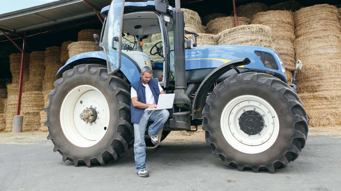 agri-pose-tracteur-ordi - Illustration Recruter via les réseaux sociaux