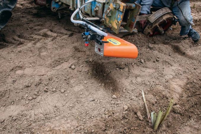 Grâce à la technologie RTK qui permet de travailler au centimètre près, cette planteuse équipée de buses fait une marque à intervalle régulier par projection d’eau, là où le plant doit être placé. Ce concept permet de planter les artichauts au carré en s’affranchissant d’un traçage mécanique préalable de la parcelle.