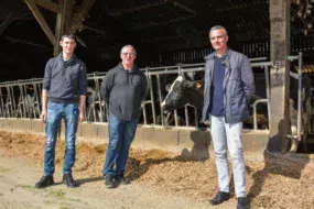 Alexis et Loïc Jouan, 2 des 3 associés du Gaec accompagnés d’Éric Lecoq, directeur France de Biolectric.