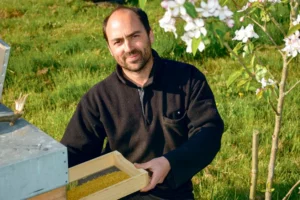 Mathieu Audo présente la production de pollen frais de l'une des ruches, à Saint-Jean Brévelay (56).