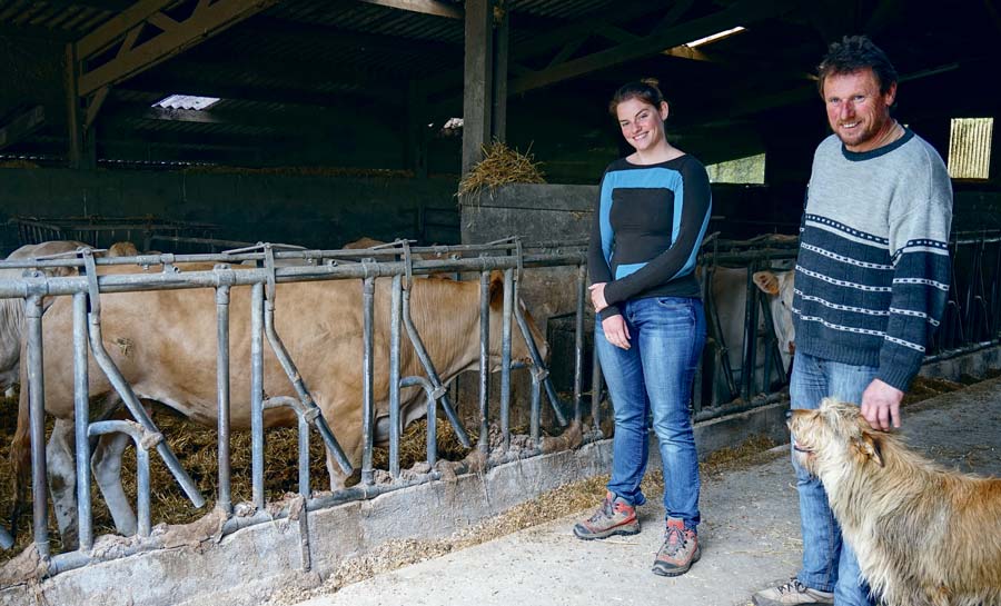 Noalig Le Goulven, technico-commerciale Triskalia, aux côtés de Daniel Le Corre, éleveur. - Illustration Viande bovine : une qualité d’alimentation pour répondre au « Label Rouge »